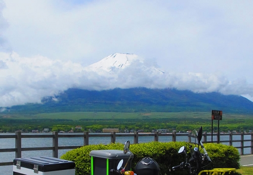 山中湖から富士山を見る