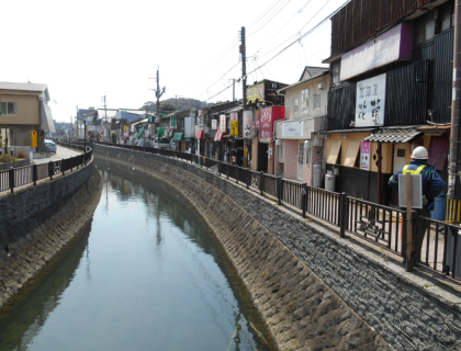 折尾駅東口には昭和情緒あふれる運河も♪