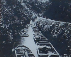 車返りを通るひらた舟・米や石炭の輸送に江戸～昭和初期まで使われた
