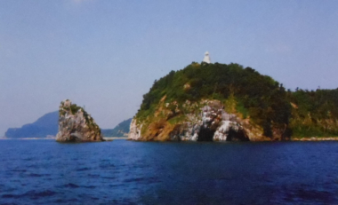 姫島22・周防灘から柱ヶ岳鼻の姫島灯台を見ると崖下に海蝕洞窟