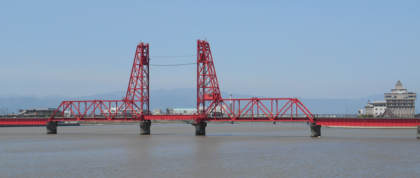 現存する国内最古の昇開式可動橋で日本機械学会認定の機械遺産・筑後川昇開橋