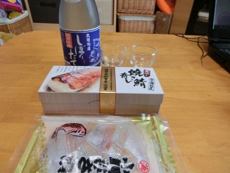 しぼりたての生酒と、焼き鯖寿司と小鯛のささ漬画像