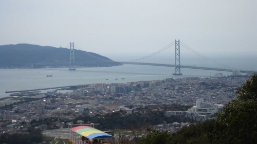 須磨の山より明石海峡大橋を望む