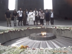 アルメニアご奉納（大虐殺記念碑）全員と記念撮影、26年5月