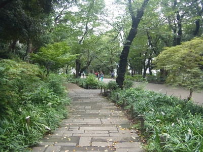R0010413ノシランの咲く上野公園の風景_400