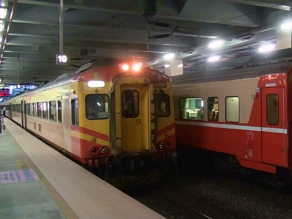 台鐵EMU300型126次自強號在七堵站