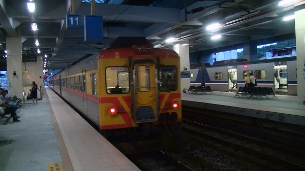 台鐵DR2900型自強號通過七堵站