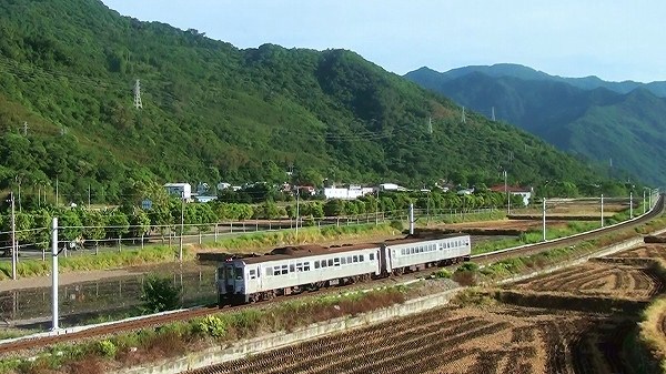 台東線海端～関山間を走行する台鐵DR2700形