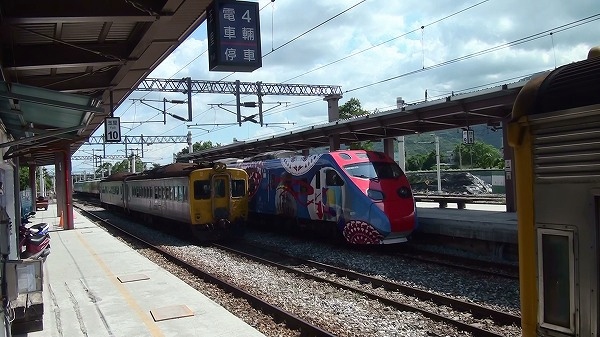 從台東的TEMU2000型「普悠瑪號」彩繪列車玉里站停車。