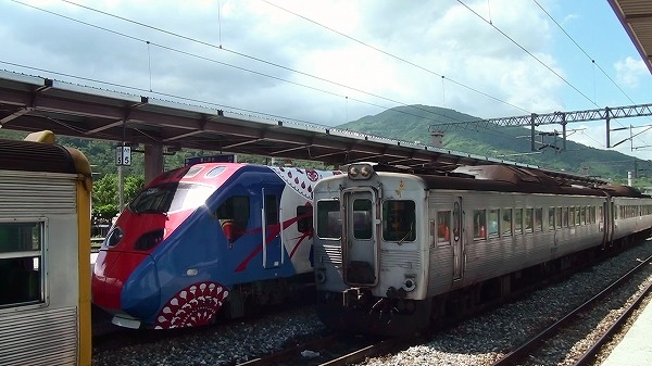 TEMU2000型「普悠瑪號」彩繪列車玉里站開車,DR2700型阿公温和地看台東線的新顔。