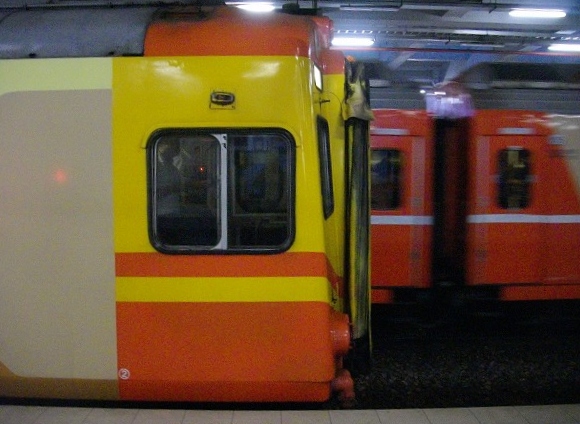 台鐵EMU300型126次自強號在七堵站