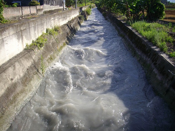 台東県海端郷の用水路を流れる白濁の水