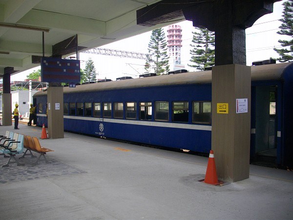 台鐵藍皮客車在台東站