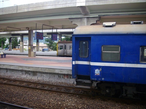 台鐵DR2700型與藍皮客車在台東站
