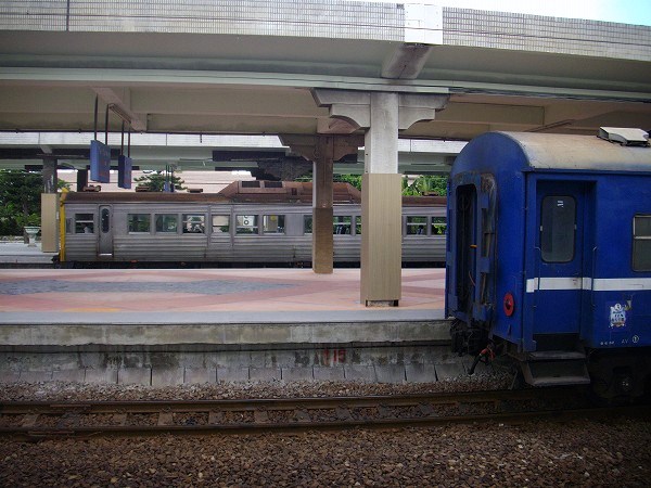台鐵DR2700型與藍皮客車在台東站