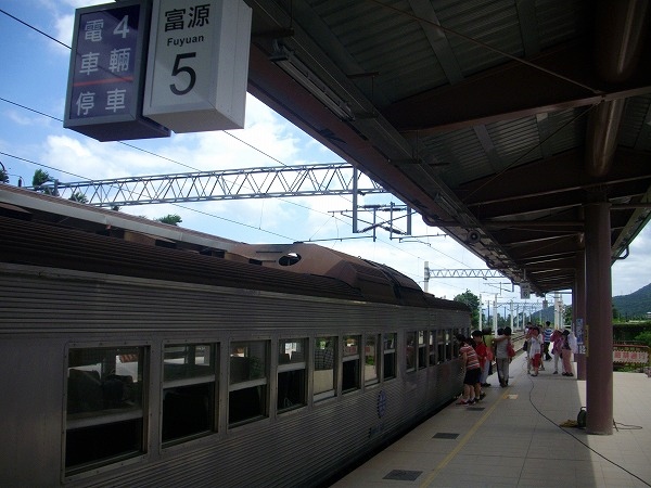 在月台上多鐵路迷、旅行者等拍攝。