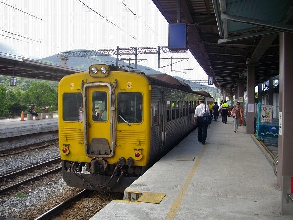 4675次出發時間迫而乘客集合了第1月台,不但有鐵路迷,而且有一般乘客。
