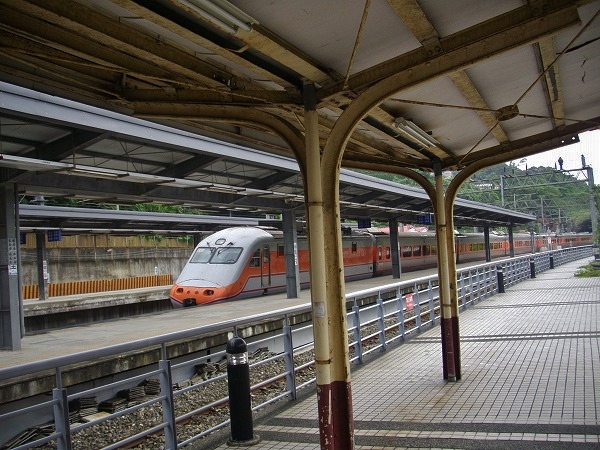 台鐵E1000型PP自強號通過山佳站