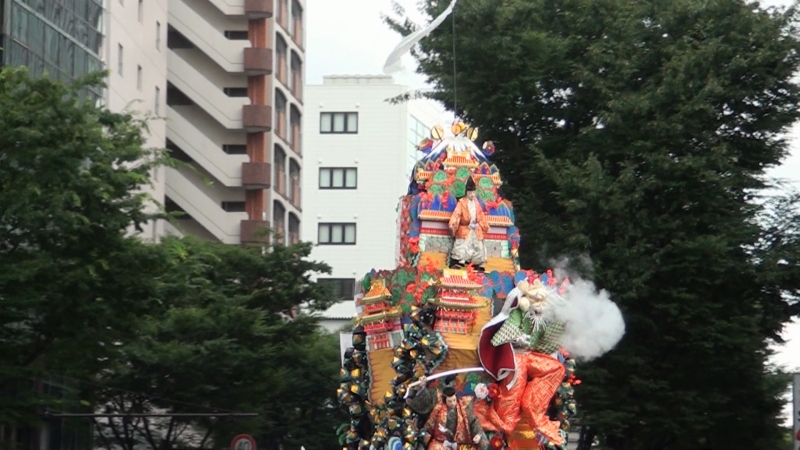 博多祇園山笠上川端通の走る飾り山から白煙が出る