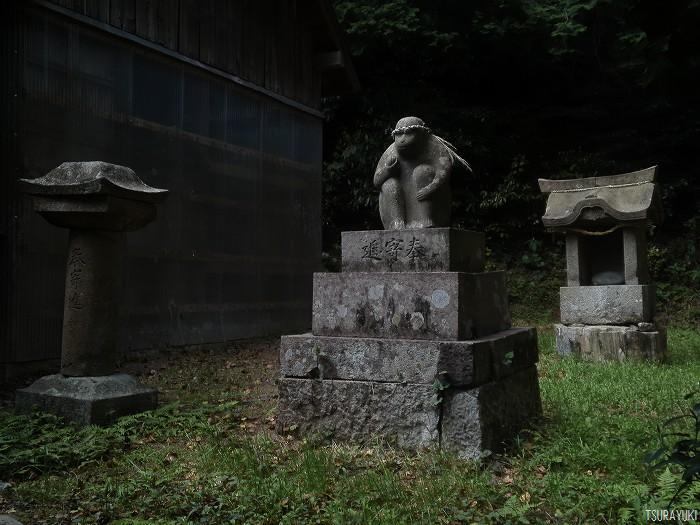 池浦山王神社末社と猿像
