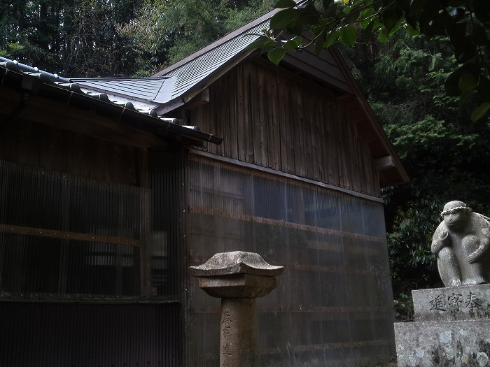 池浦山王神社の猿像と本殿