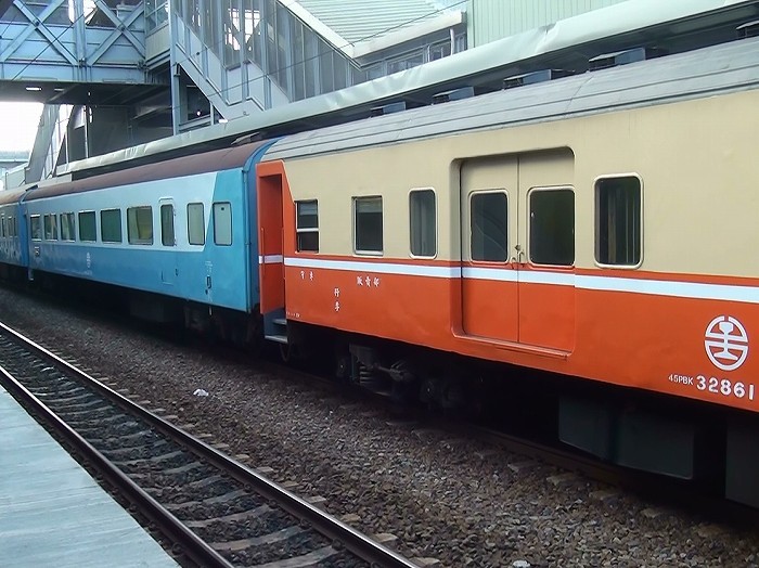 高雄駅に止まる復興号客車
