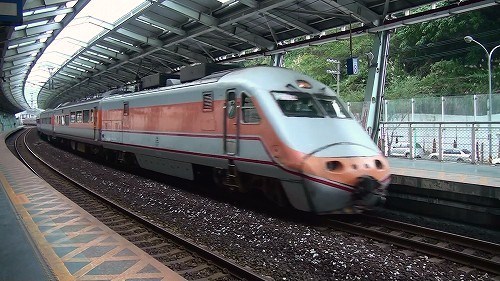 汐科駅を通過する台鐵E1000形PP自強号