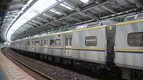 汐科駅に停車する台鐵EMU800形